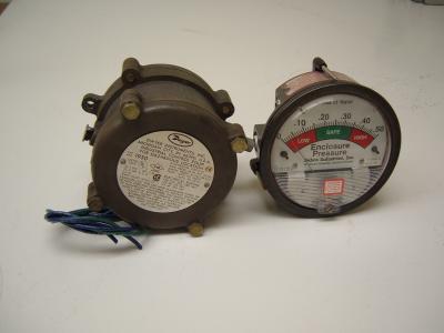 Dwyer air pressure regulator & enclosure gauge 1950