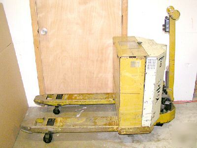 Yale electric 4000 lbs pallet jack w/built in charger