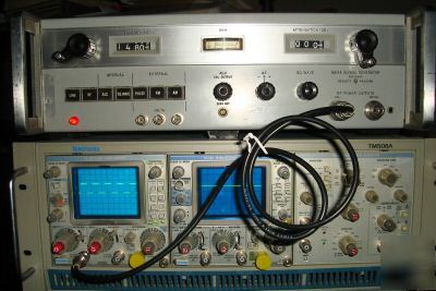 Hp 8614A signal generator 800-2400 mhz w/manual good