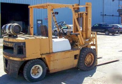 10,000 lb komatsu pneumatic lift truck (20437)