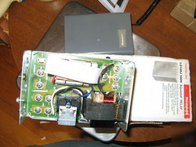 New honeywell L8148J 1009 aquastat relay 