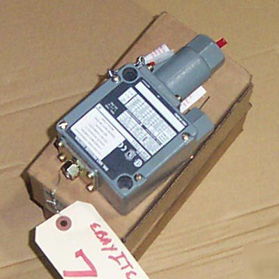 New 3 allen bradley hydraulic pressure switch 5000 psi