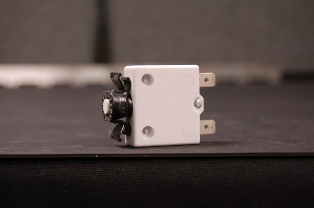 Mechanical products 15A 250VAC/50VDC circuit breaker