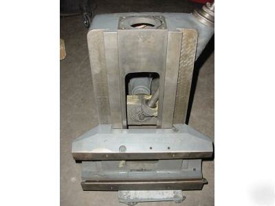 Bridgeport knee, saddle & elevating pedestal