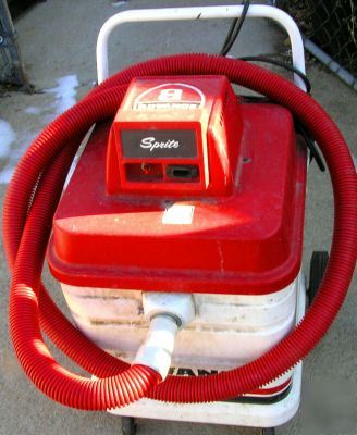 Advance sprite wet/dry vacuum on roll around wheels