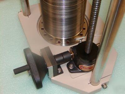 New huntington z-stage vacuum manipulator with bellows