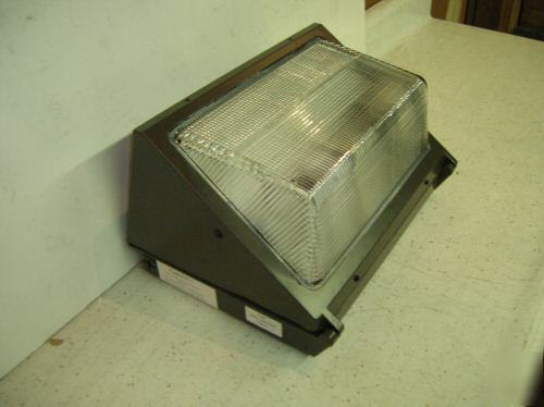 WPM175MHQLPC 175 watt wallpack with photo control