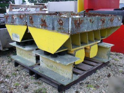57â€ x 49â€ cougar industries vibrating table (3904)