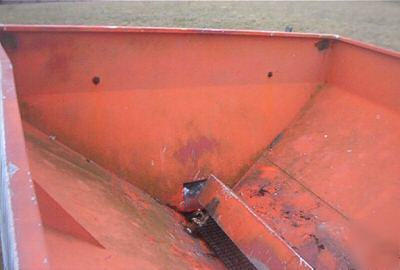 Pull type fertilizer lime spreader
