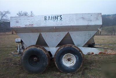 Pull type fertilizer lime spreader