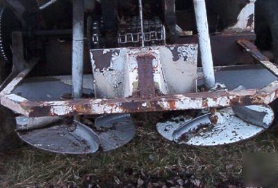 Pull type fertilizer lime spreader