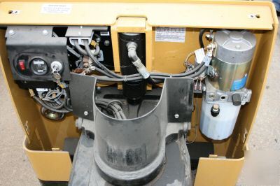 Caterpillar NPP40 powered pallet walkie jack