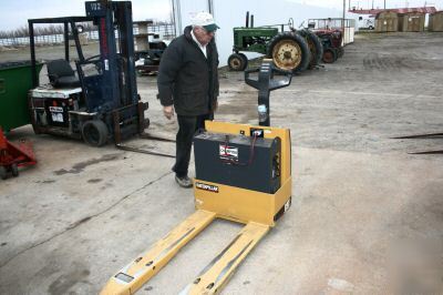Caterpillar NPP40 powered pallet walkie jack