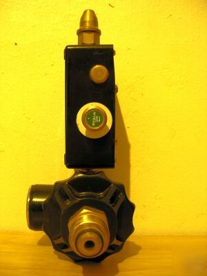Helium tank regulator w/ automatic balloon sizer