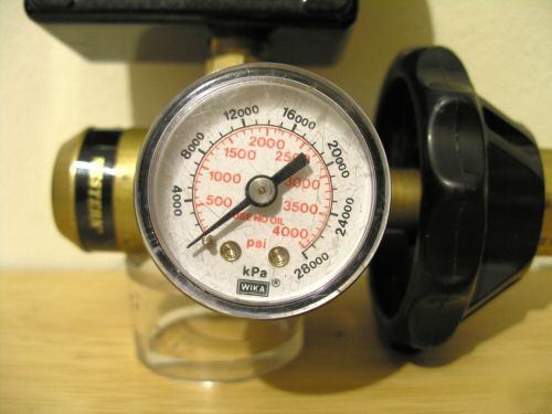 Helium tank regulator w/ automatic balloon sizer