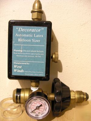 Helium tank regulator w/ automatic balloon sizer