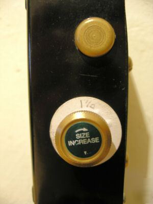 Helium tank regulator w/ automatic balloon sizer