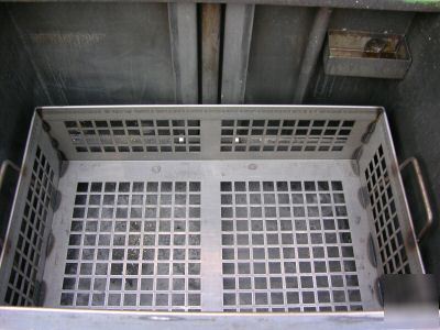 Magnus agitated parts washer