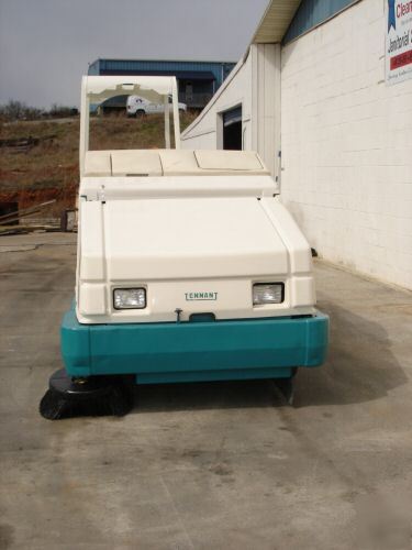Tennant 8410 floor scrubber & sweeper low hours 