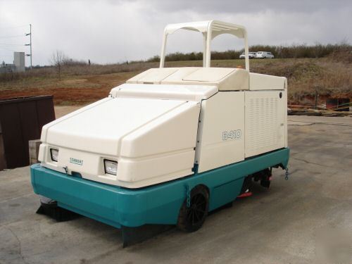 Tennant 8410 floor scrubber & sweeper low hours 