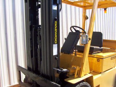 1996 daewoo pneumatic 5000LB used forklift
