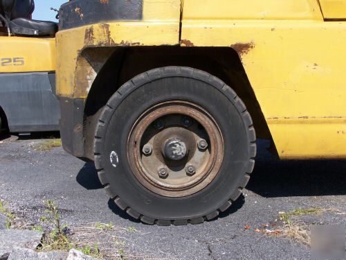 Caterpillar 8,000 lb solid pneumatic forklift truck
