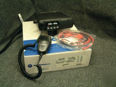 Motorola CDM750 lb 29.7-36.4MHZ mobile radio nos