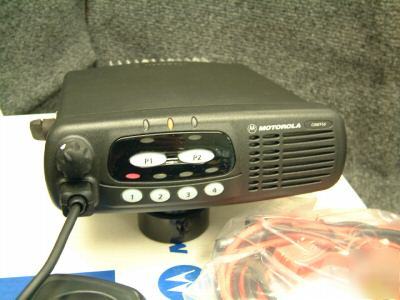 Motorola CDM750 lb 29.7-36.4MHZ mobile radio nos
