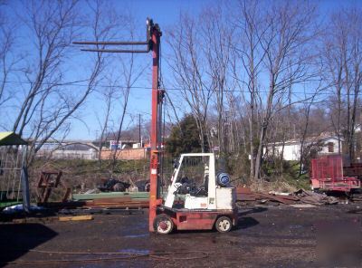 1998 forklift nissan 6000 solid tire runs great 6 forks
