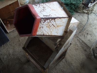 Electric deburring tumbler