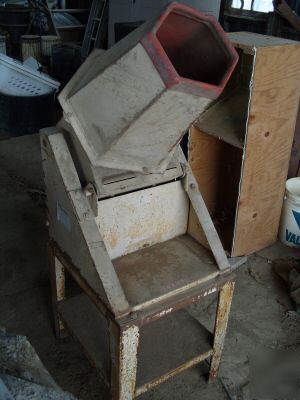 Electric deburring tumbler