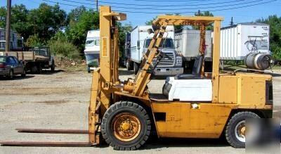 10,000 lb komatsu pneumatic lift truck (20437)