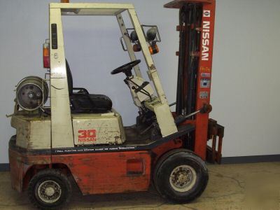 Forklift nissan 3000LB pneumatic tire runs good