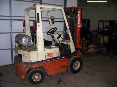 Forklift nissan 3000LB pneumatic tire runs good