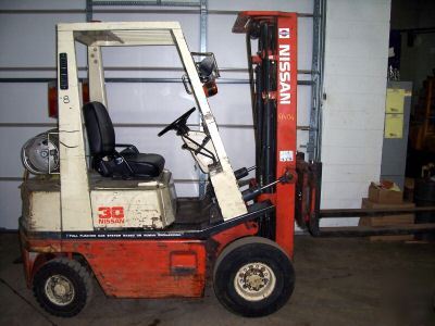 Forklift nissan 3000LB pneumatic tire runs good