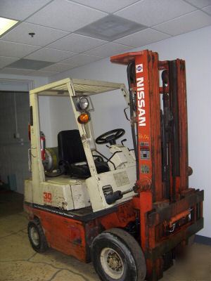 Forklift nissan 3000LB pneumatic tire runs good