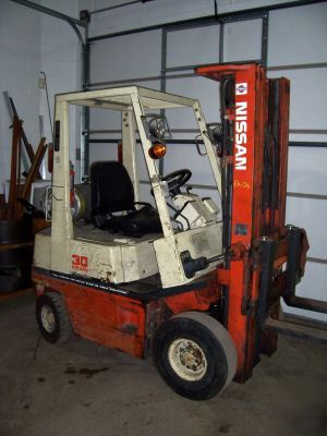 Forklift nissan 3000LB pneumatic tire runs good