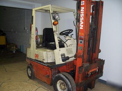 Forklift nissan 3000LB pneumatic tire runs good